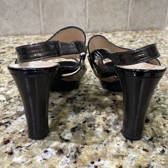 BRIGHTON VILLA patent leather sling back heels.  7.5M - Picture 4 of 8